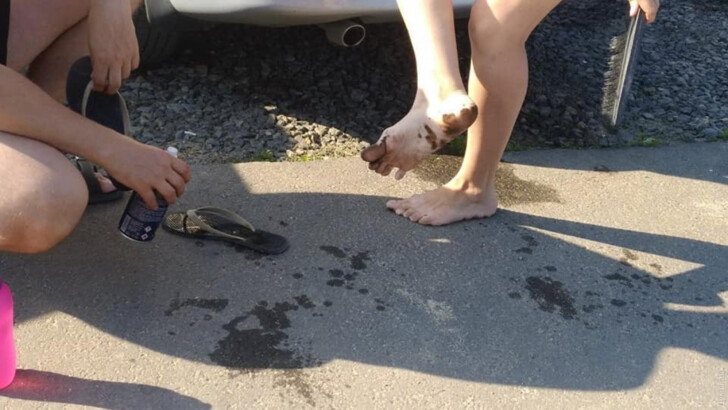 На пляжи Одессы выбросило нефтепродукты | Фото: Думская