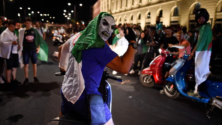 Болельщики сборной Алжира в Париже | Фото: AFP