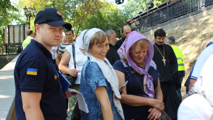 Спасатели обеспечивают безопасность Крестного хода в Киеве | Фото: ГСЧС