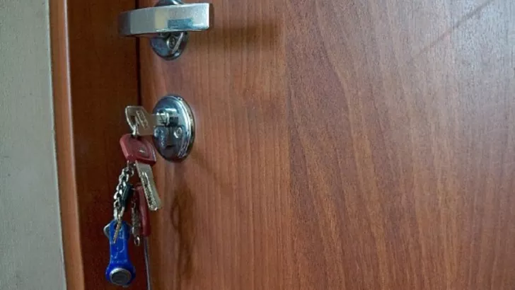 Забытые в дверях ключи обошлись семье в крупную сумму. Фото:  Govorim.by