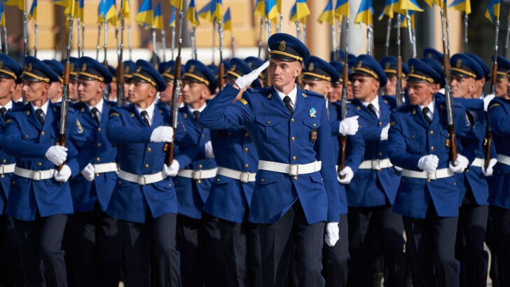 Церемония поднятия флага Украины на Софиевской площади в Киеве | Фото: Офис Президента Украины