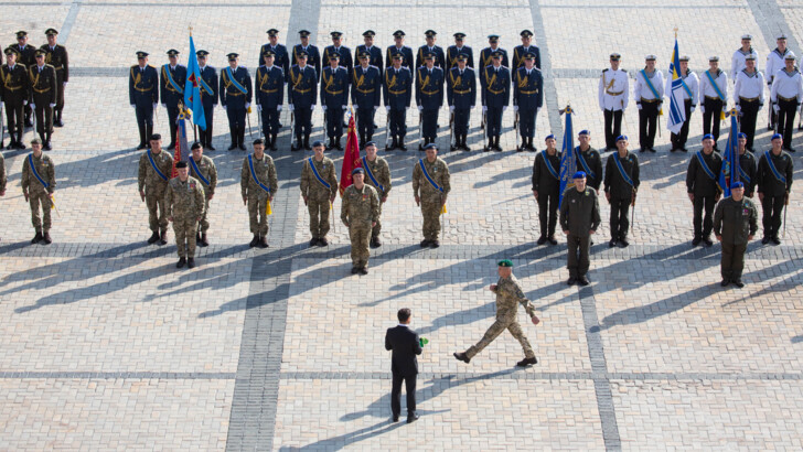 Церемония поднятия флага Украины на Софиевской площади в Киеве | Фото: Офис Президента Украины