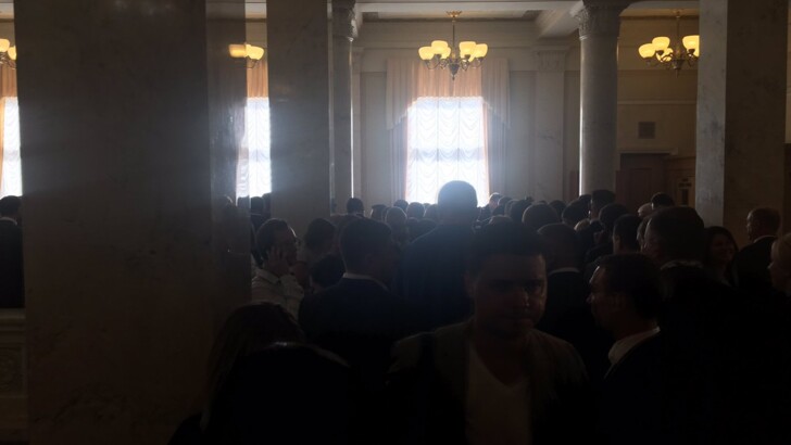 Депутати підписують присягу. Фото: twitter.com/chesno_movement