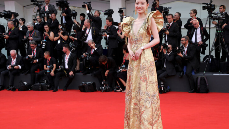 Актриса Ни Ни в платье от Gucci | Фото: Getty Images
