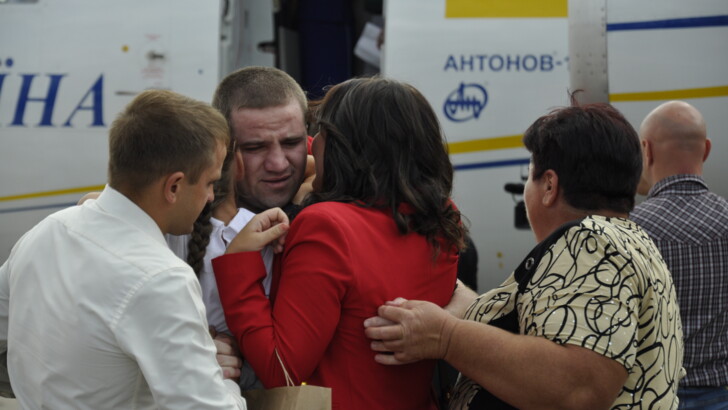 Встреча освобожденных украинцев в "Борисполе" | Фото: Мила Князьская-Ханова, Сегодня