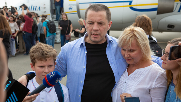Встреча освобожденных украинцев в "Борисполе" | Фото: Сегодня