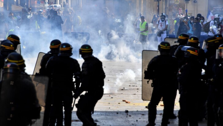 Во Франции возобновились протесты | Фото: AFP