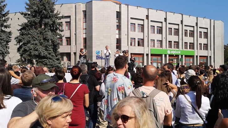 Ради Ройтбурда: в Одессе сотни людей вышли на акцию к облсовету | Фото: Facebook