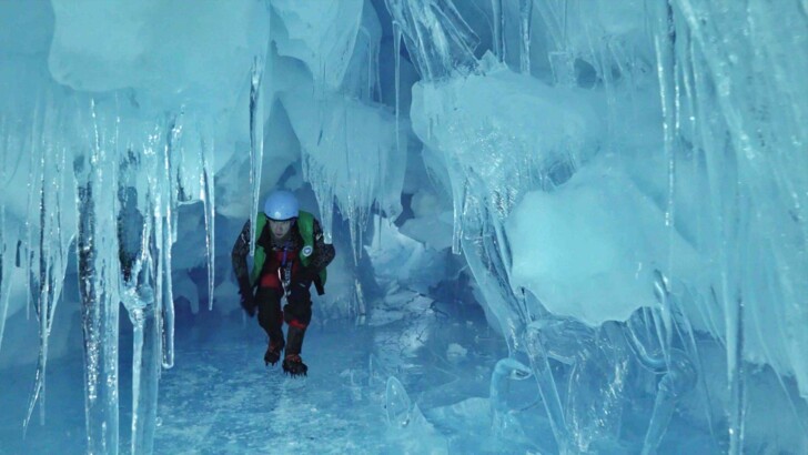 Ледниковая пещера в Антарктиде | Фото: facebook.com/AntarcticCenter