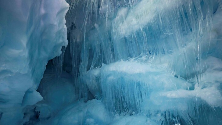 Ледниковая пещера в Антарктиде | Фото: facebook.com/AntarcticCenter