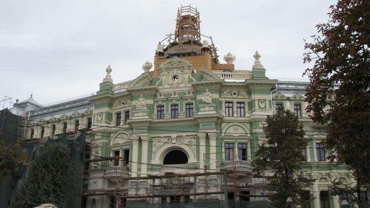 В Одессе открыли большую часть отреставрированного фасада дома Руссова | Фото: Виктор Борисенко, Сегодня