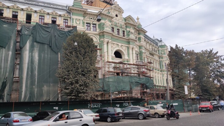 В Одессе открыли большую часть отреставрированного фасада дома Руссова | Фото: Виктор Борисенко, Сегодня
