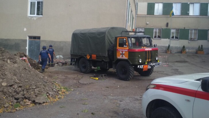 В Тернополе на территории школы обнаружили сотню артиллерийских снарядов | Фото: ГСЧС