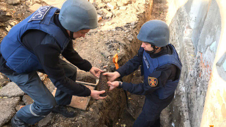 В Тернополе на территории школы обнаружили сотню артиллерийских снарядов | Фото: ГСЧС