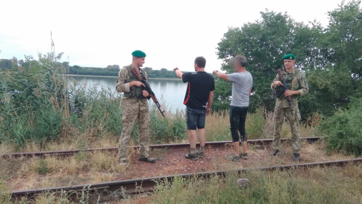 Нарушили границу, чтобы попить кофе: в Одесской области задержали голландцев | Фото: ГПСУ