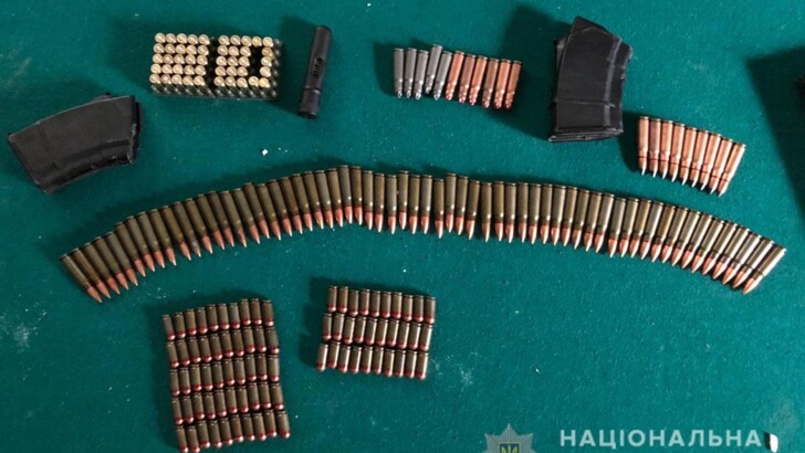 В Днепре у подозреваемого в ограблении АЗС обнаружили оружие и боеприпасы | Фото: Нацполиция