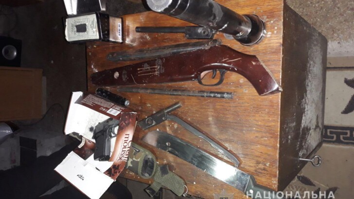 В Днепре у подозреваемого в ограблении АЗС обнаружили оружие и боеприпасы | Фото: Нацполиция