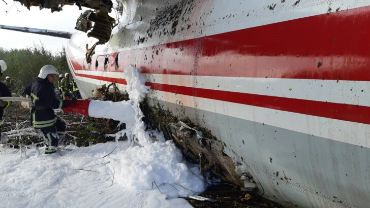 Місце катастрофи Ан-12 охороняють заслони Нацгвардії | Фото: Сьогодні