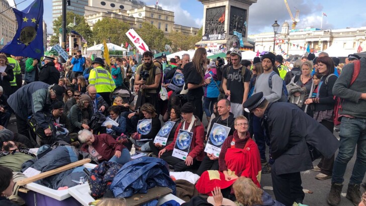 В Лондоне во время акции экологических активистов задержали принцессу из Бельгии | Фото: Twitter