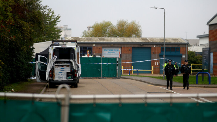 У Британії виявили вантажівку з тілами. Фото: REUTERS/ANF/MMA
