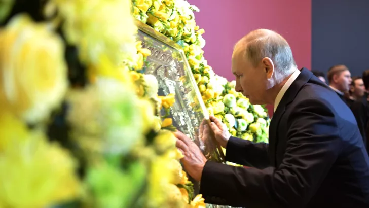 Владимир Путин у иконы Николая-чудотворца