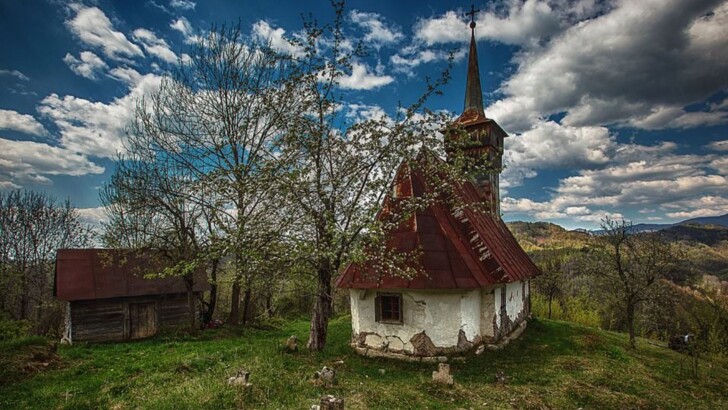 Заброшенные церкви и дома в горах Апусени | Фото: instagram.com/cristianlipovan