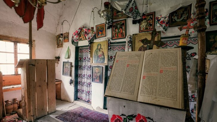 Занедбані церкви і будинки в горах Апусені