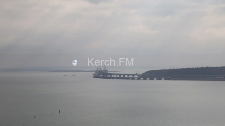 Под Крымским мостом буксировали украинские корабли | Фото: Керчь.ФМ