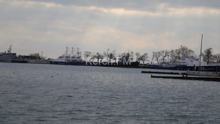 Под Крымским мостом буксировали украинские корабли | Фото: Керчь.ФМ