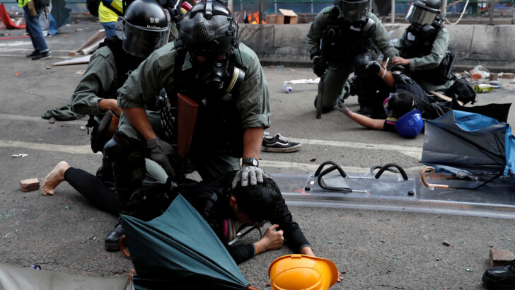 Заворушення в Гонконзі. Фото: REUTERS/Thomas Peter, Tyrone Siu