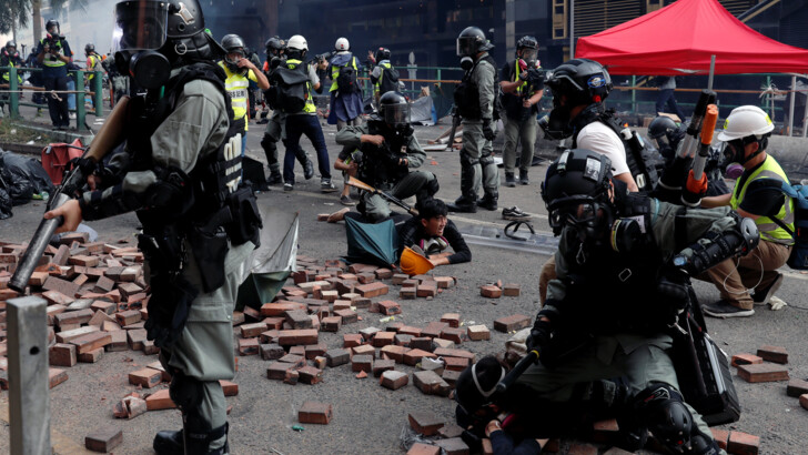 Заворушення в Гонконзі. Фото: REUTERS/Thomas Peter, Tyrone Siu