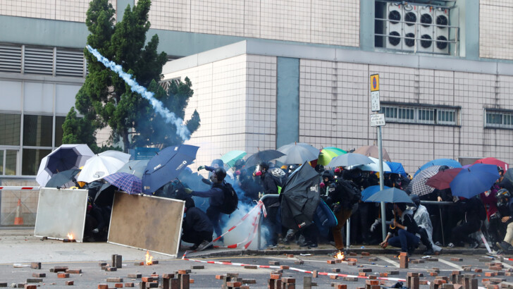 Беспорядки в Гонконге. Фото: REUTERS/Thomas Peter, Tyrone Siu