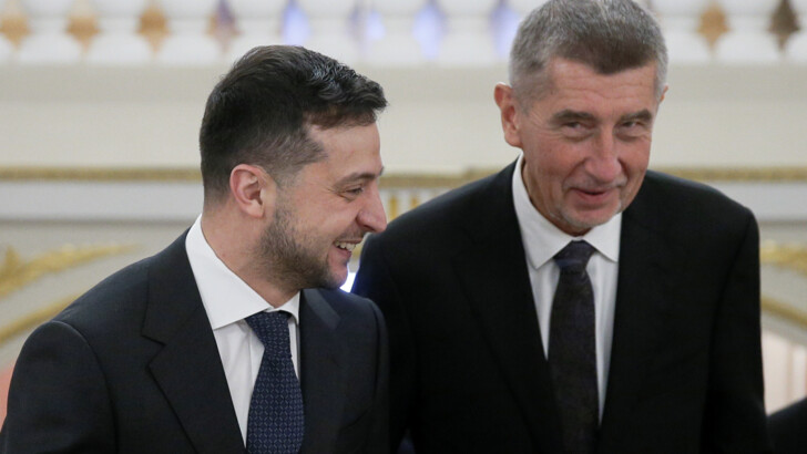 Владимир Зеленский и Андрей Бабиш в Киеве | Фото: REUTERS/Valentyn Ogirenko