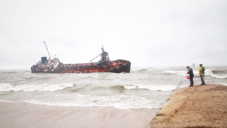 У берегов Одессы терпит крушение танкер | Фото: Думская