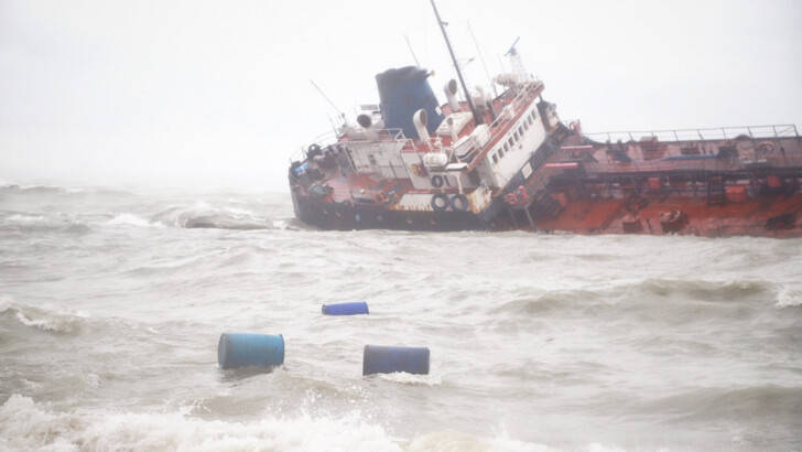 У берегов Одессы терпит крушение танкер | Фото: Думская