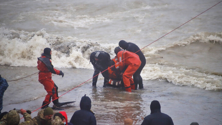 В Одессе водолазы отправились на спасение моряков потерпевшего крушение танкера | Фото: Думская