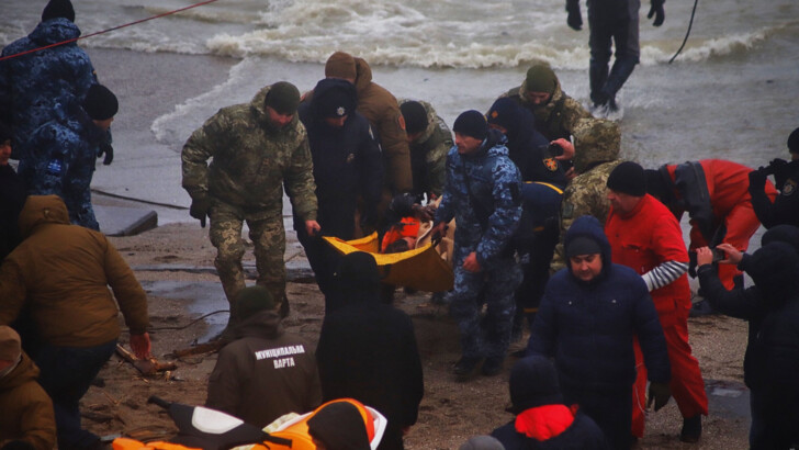 В Одессе водолазы отправились на спасение моряков потерпевшего крушение танкера | Фото: Думская