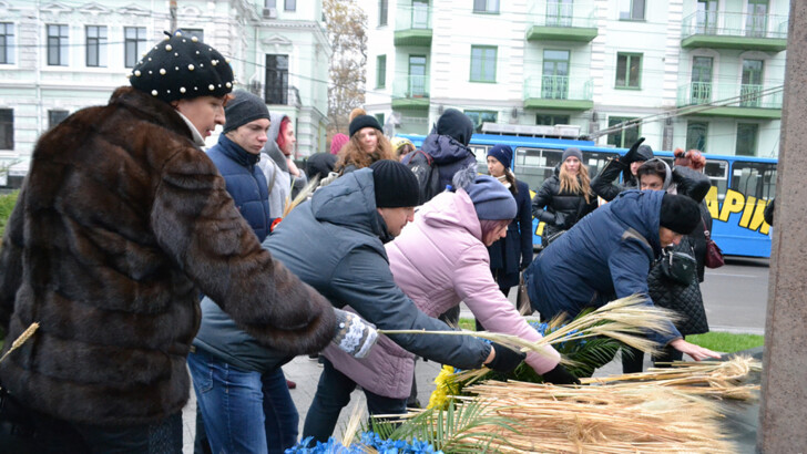 Возле дипломатических представительств РФ в Украине прошла акция, посвященная жертвам Голодомора | Фото: hromadske.tv, Думская