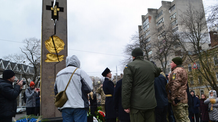 Біля дипломатичних представництв РФ в Україні відбулася акція, присвячена жертвам Голодомору | Фото: hromadske.tv, Думська