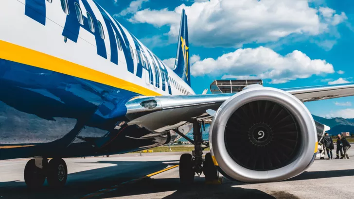Самолет компании Ryanair в аэропорту. Фото: Lucas Davies/Unsplash