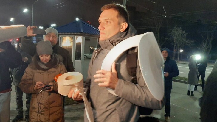 До посольства Росії принесли "гуманітарну допомогу" – сантехніку | Фото: Сьогодні