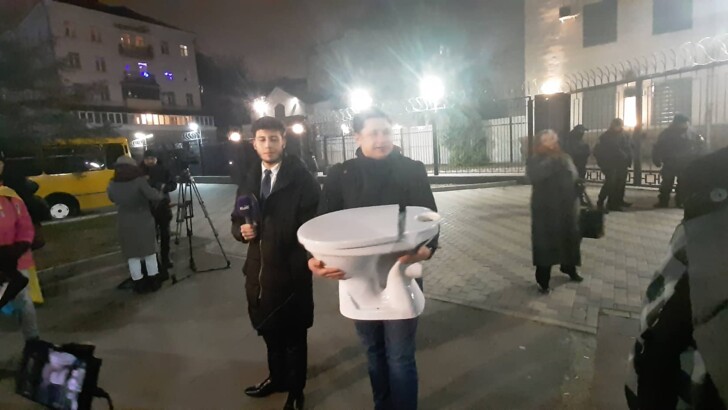 К посольству России принесли "гуманитарную помощь" – сантехнику | Фото: Сегодня