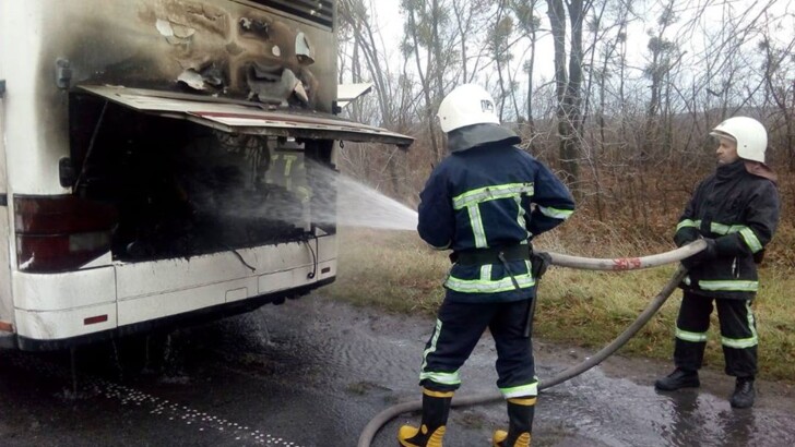 В Ровенской области загорелся автобус, выполнявший международный рейс | Фото: ГСЧС