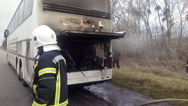 В Ровенской области загорелся автобус, выполнявший международный рейс | Фото: ГСЧС