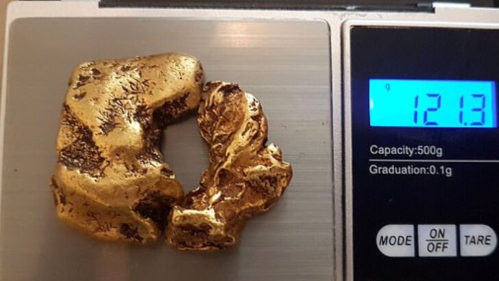 Шукач скарбів знайшов у річці рекордно великий золотий самородок