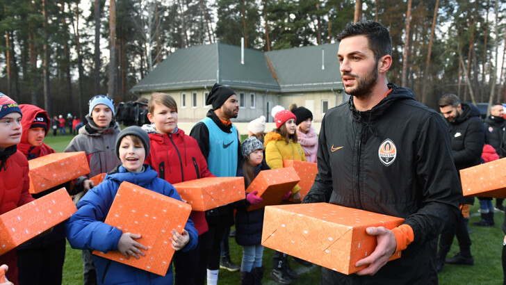 Футболісти "Шахтаря" вручили подарунки дітям з особливостями розвитку | Фото: Офіційний сайт ФК "Шахтар"