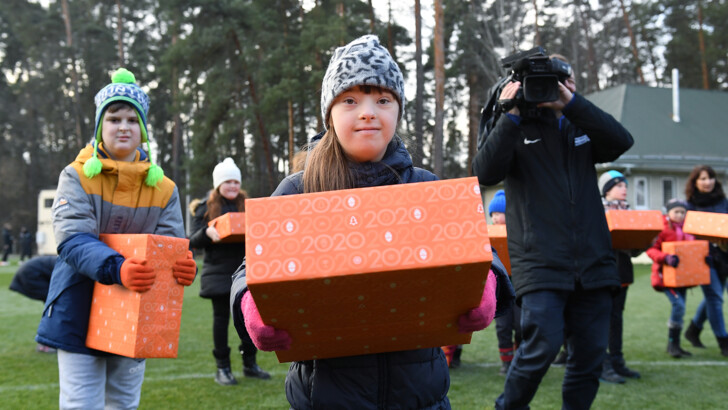Футболісти "Шахтаря" вручили подарунки дітям з особливостями розвитку | Фото: Офіційний сайт ФК "Шахтар"