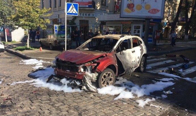 Фотографии с места взрыва автомобиля, в котором погиб журналист. Фото:  Vlad Ivanenko/Facebook