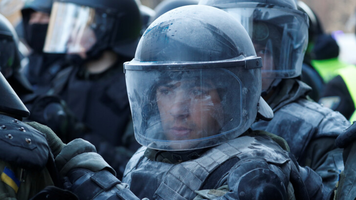 Потасовка Нацкорпуса с полицейскими | Фото: REUTERS/Valentyn Ogirenko