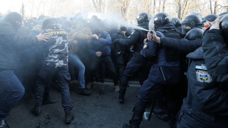Потасовка Нацкорпуса с полицейскими | Фото: REUTERS/Valentyn Ogirenko